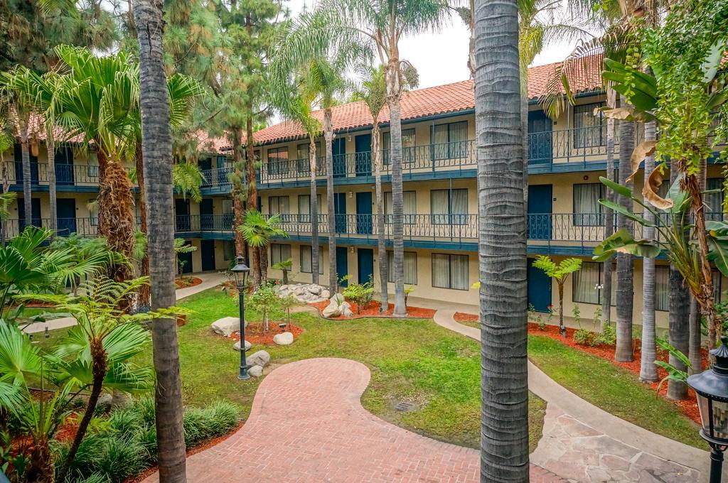 Vanllee Hotel Covina